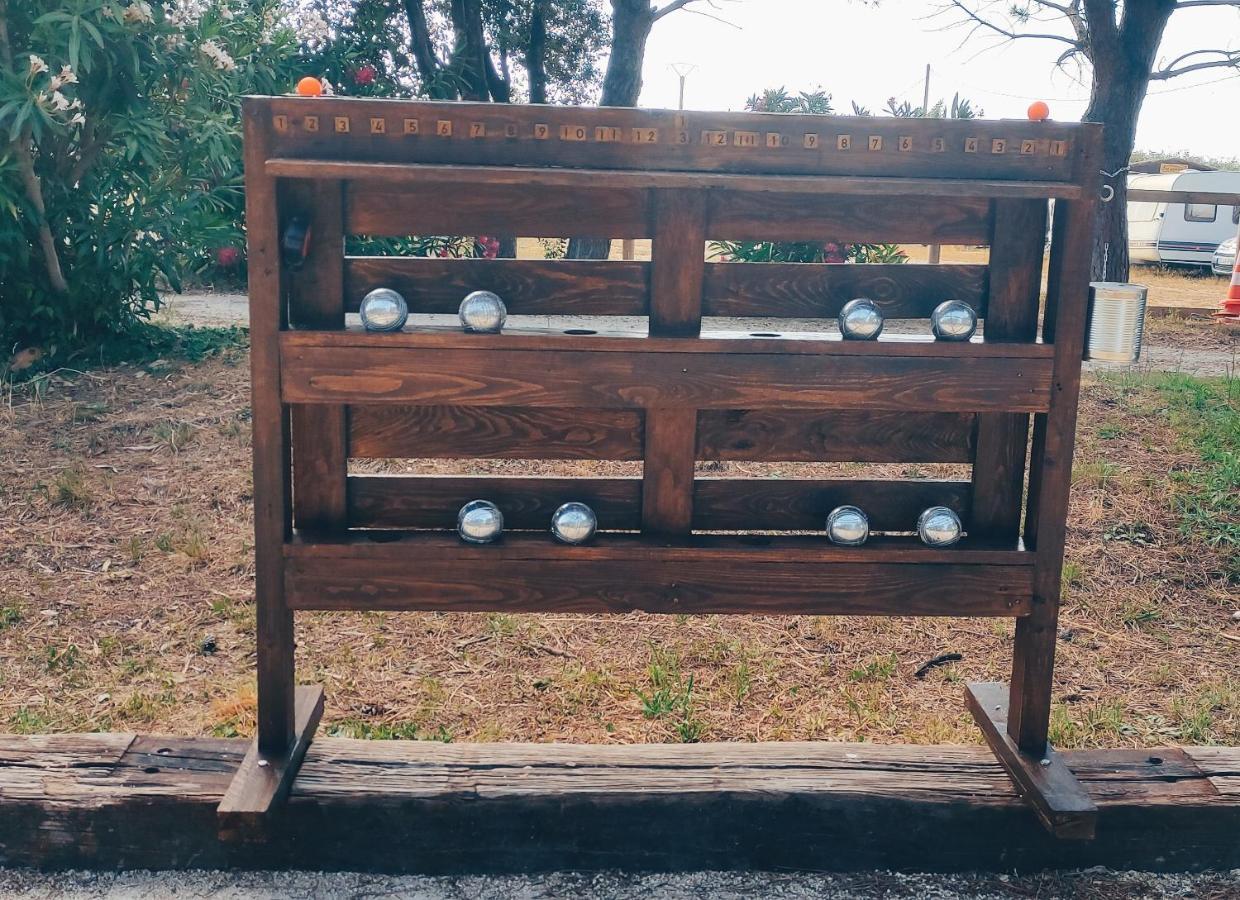 Offrez-Vous Un Sejour Dans Notre Studio T1 Bis A Entressen Une Grande Piscine Pour Se Rafraichir ,Un Espace De Jeux Pour Enfants Pour Des Heures De Divertissement Un Terrain De Petanque Pour Des Parties Endiablees Екстериор снимка